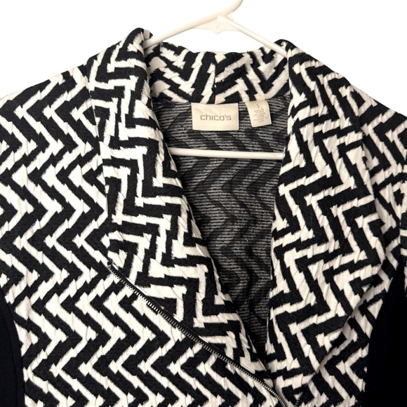 Chico's Black White Zig Zag Stripe Asymetric Zip Lightweight Moto Jacket Size M - Picture 3 of 12